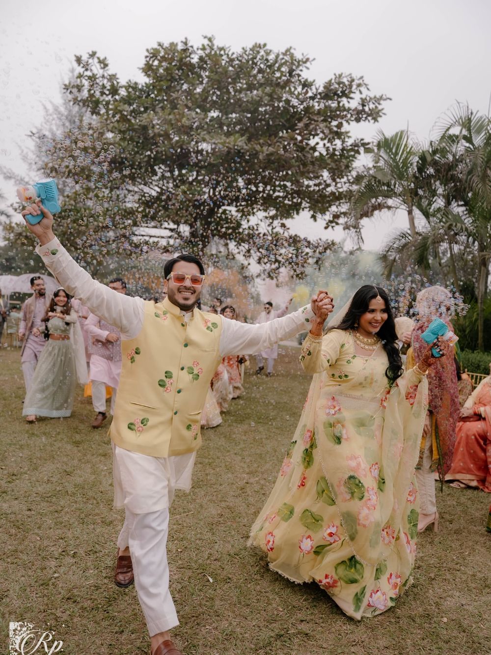 Salsabil and her husband arriving hand in hand to cheers and colored smoke